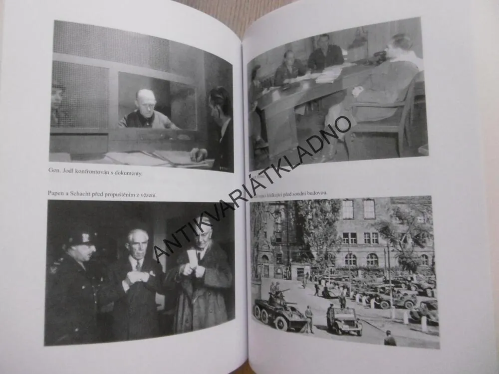 MUŽI KOLEM HITLERA, DOUGLAS M. KELLEY, **an