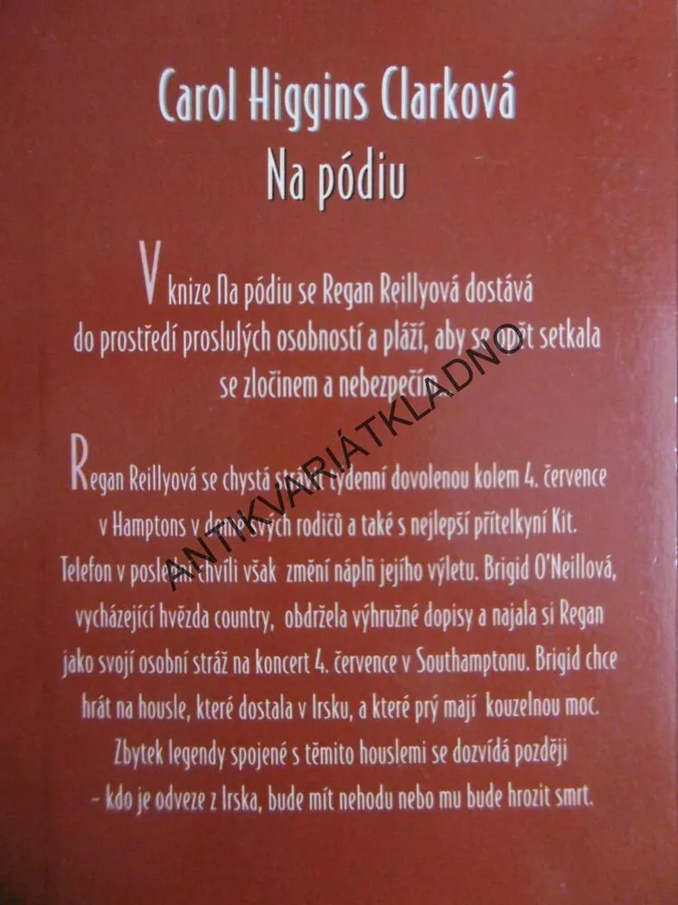 NA PÓDIU, CAROL HIGGINS CLARKOVÁ, **an