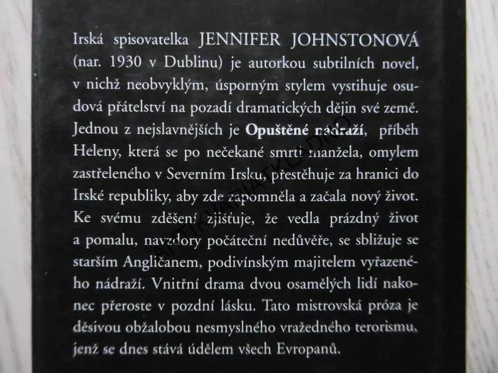 OPUŠTĚNÉ NÁDRAŽÍ, JENNIFER JOHNSTONOVÁ, **an