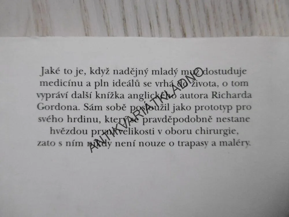 DOKTOR K MÁNÍ, RICHARD GORDON, **an