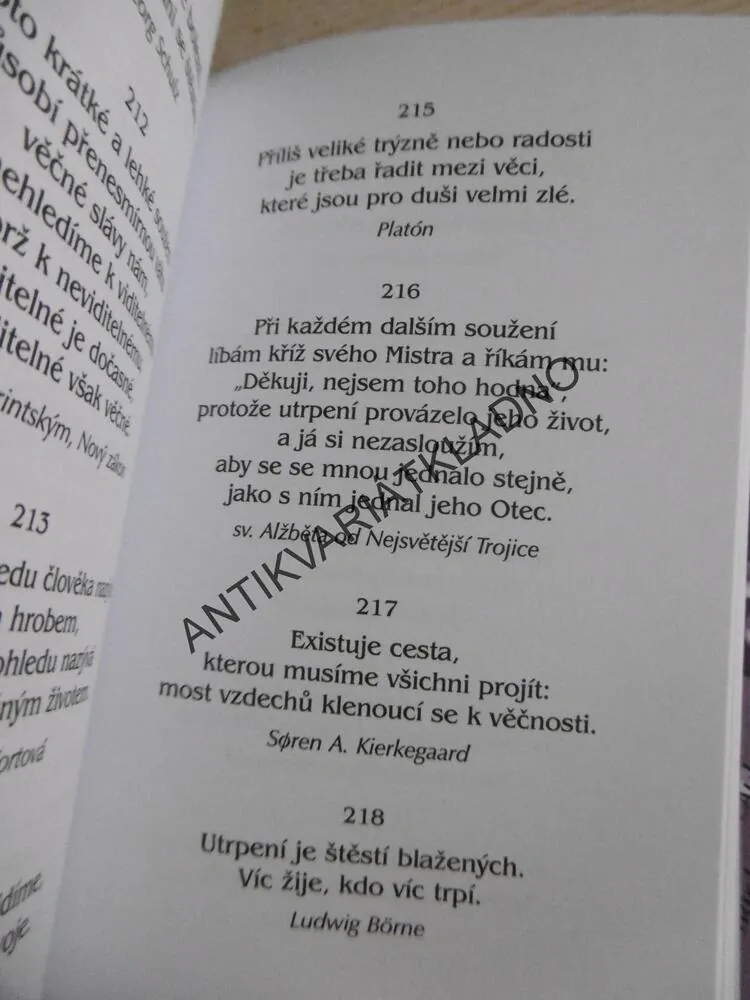 O UTRPENÍ, MYŠLENKY MOUDRÝCH,  **an