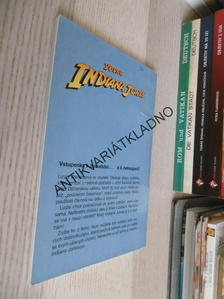 YOUNG INDIANA JONES A POKLAD NA PLANTÁŽI, **an