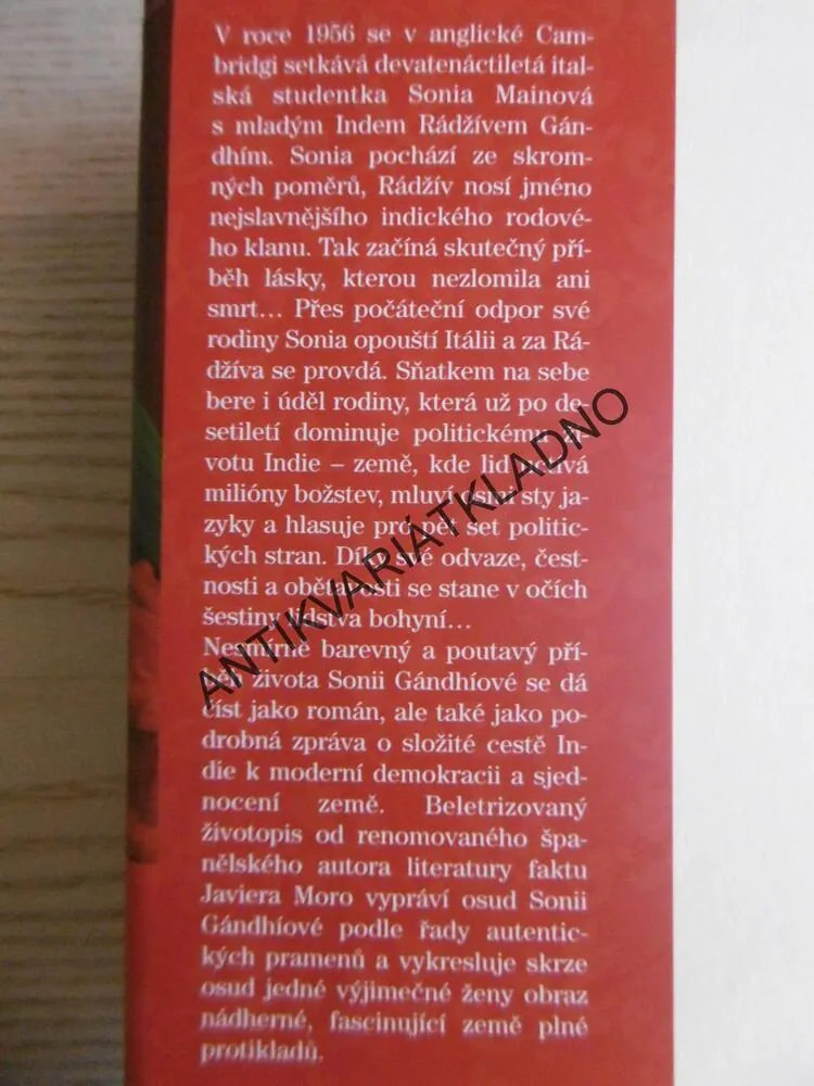 ČERVENÉ SÁRÍ, KDYŽ SE MOC PLATÍ ŽIVOTEM, JAVIER MORO, **an