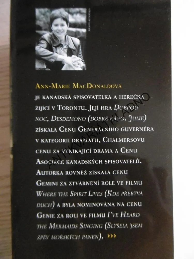 PADNĚTE NA KOLENA, ANN-MARIE MACDONALDOVÁ, **an