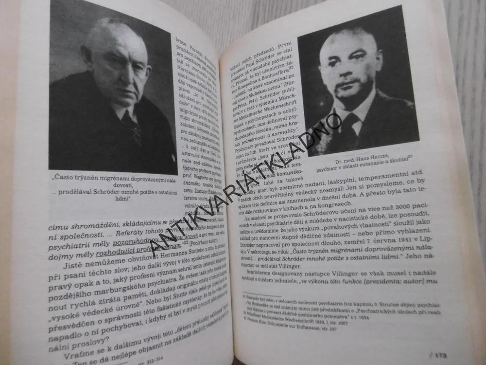 MUŽI ZA HITLEREM, ARCHITEKTI HRŮZY, DR. THOMAS RÖDER, VOLKER KUBILLUS, **an