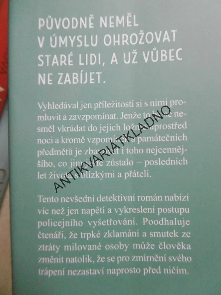 TÁTOVY HOLKY, SARAH FLINT, **an