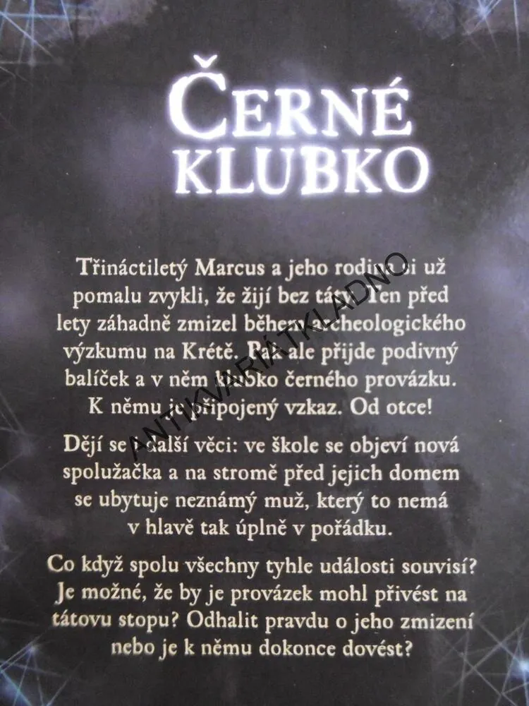 ČERNÉ KLUBKO, TOM LLEWELLYN, **an