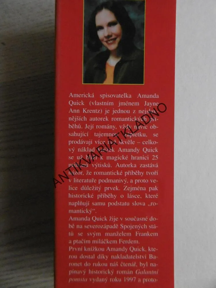 ZÁHADNÝ SKVOST, AMANDA QUICK, **an