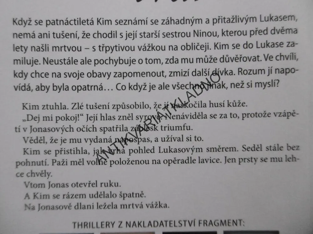 DVOJÍ TVÁŘ, KATHRIN LANGE, **an