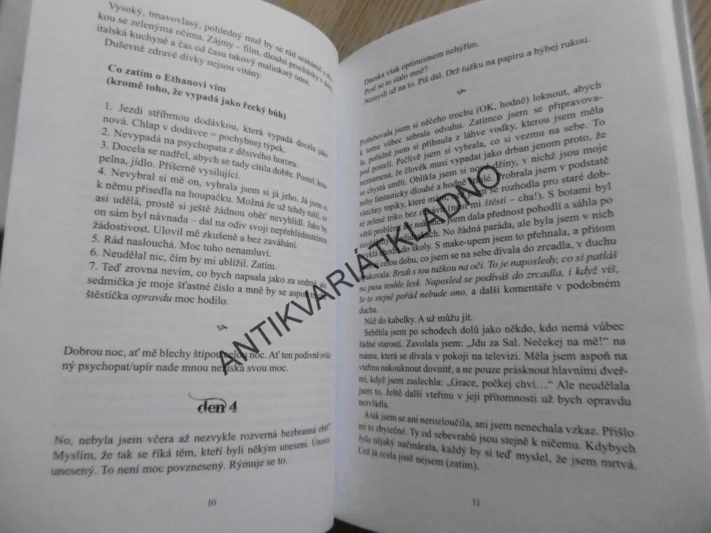 JAKO V PAVUČINĚ, CAT CLARKE, **an