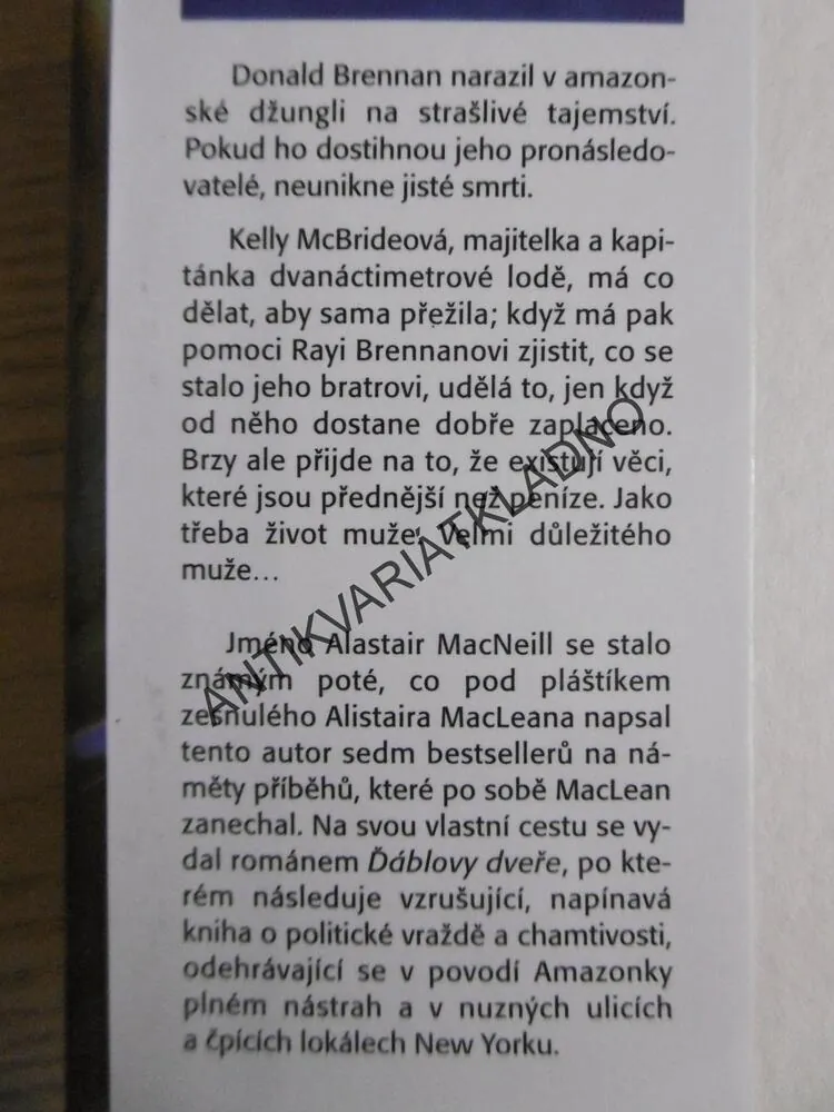 MESÍČNÍ KREV, ALASTAIR MACNEILL, **an