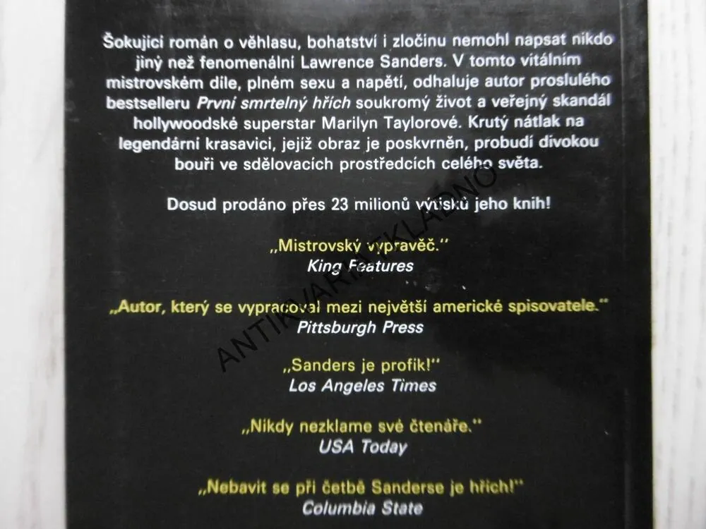NEUBLIŽUJTE MÝM VAJÍČKŮM!, LAWRENCE SANDERS, **an