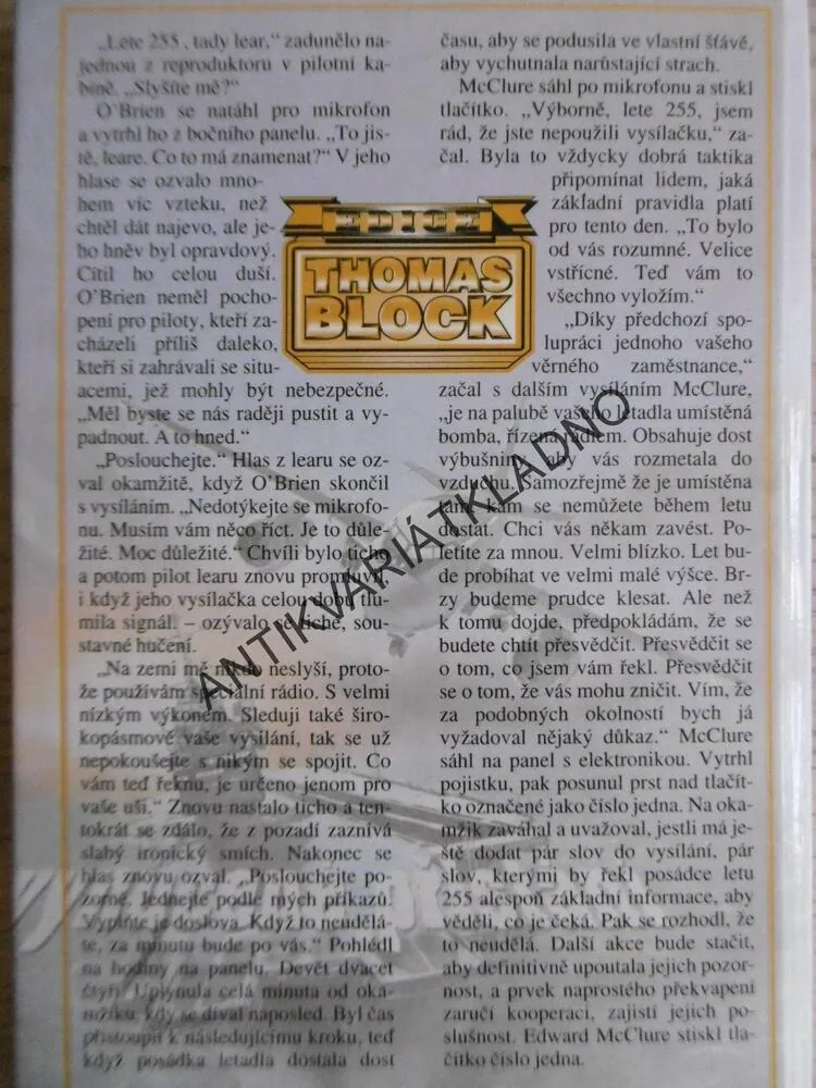 VYNUCENÉ PŘISTÁNÍ, THOMAS BLOCK, **an