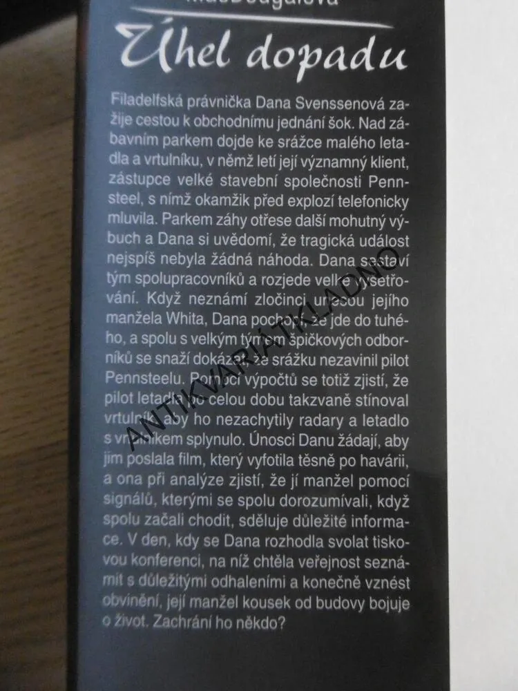 ÚHEL DOPADU, BONNIE MACDOUGALOVÁ, **an