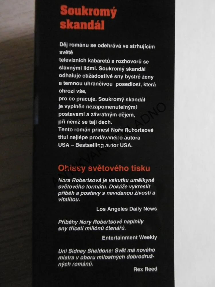 SOUKROMÝ SKANDÁL, NORA ROBERTSOVÁ, **an