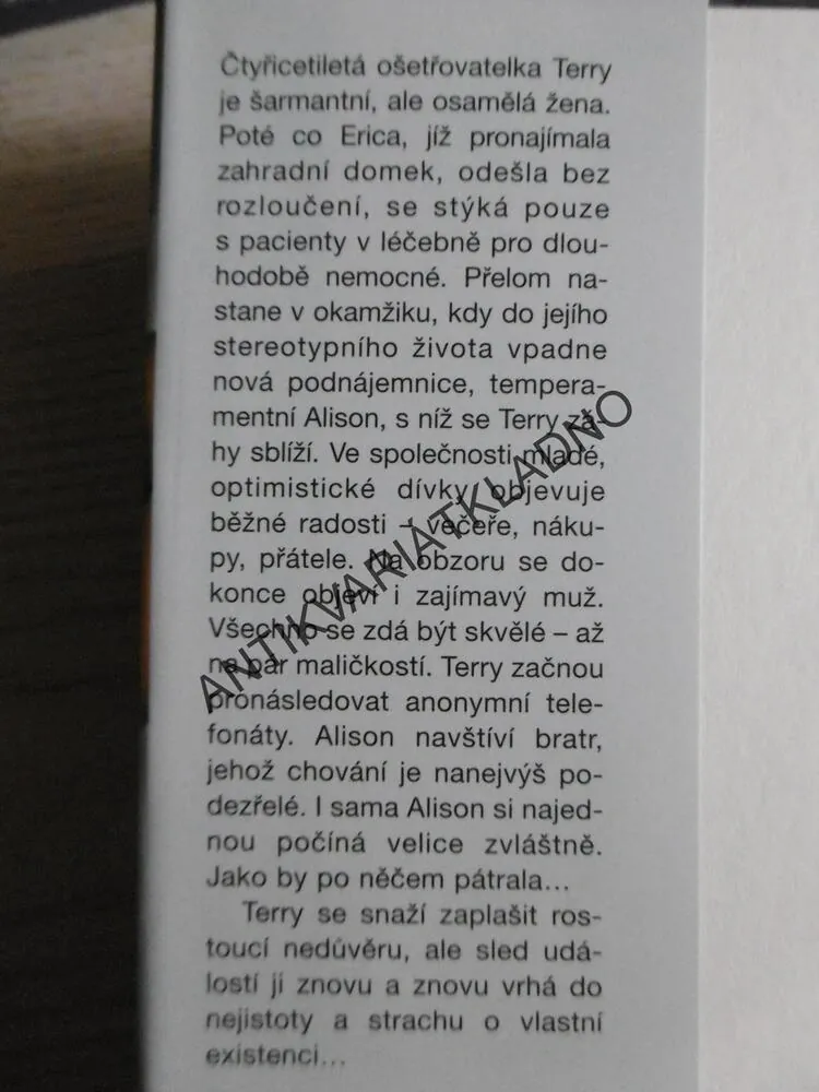 ŠEPOTY A LŽI, JOY FIELDINGOVÁ, **an