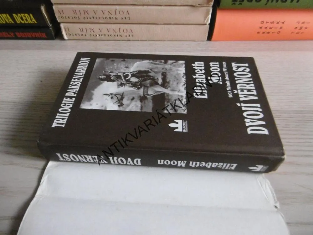 DVOJÍ VĚRNOST, ELIZABETH MOON, **an