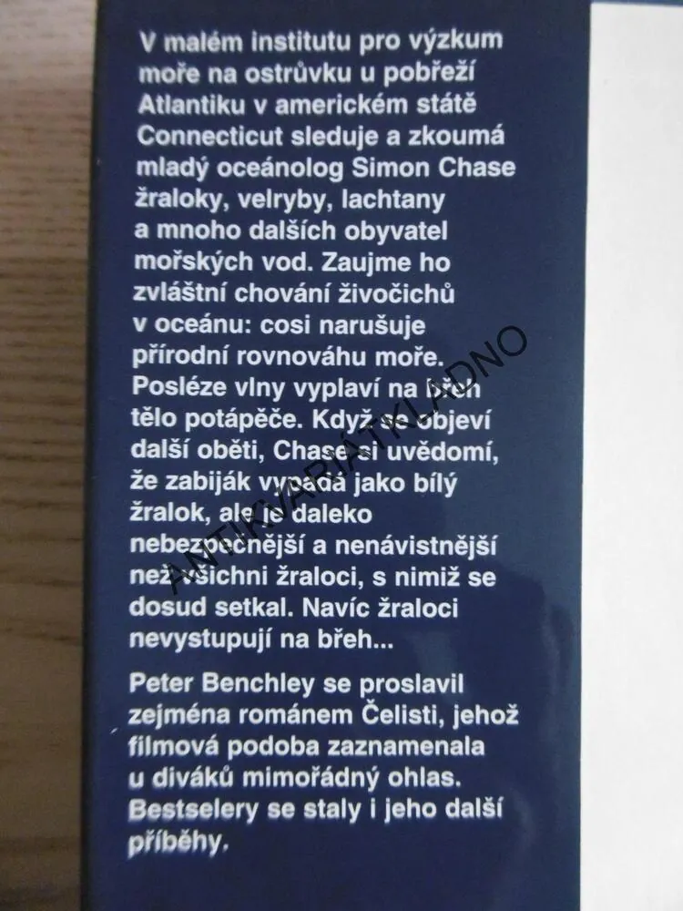 BÍLÝ ŽRALOK, PETER BENCHLEY, **an