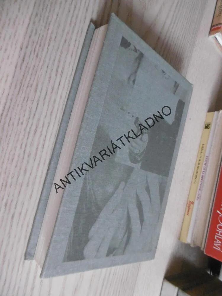 TŘI KRVAVÉ HISTORIE, DASHIELL HAMMETT, **an