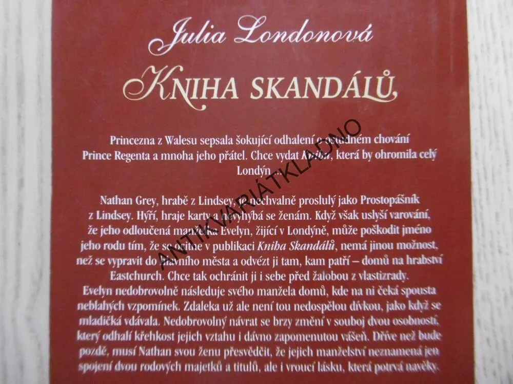KNIHA SKANDÁLŮ, JULIA LONDONOVÁ, **an