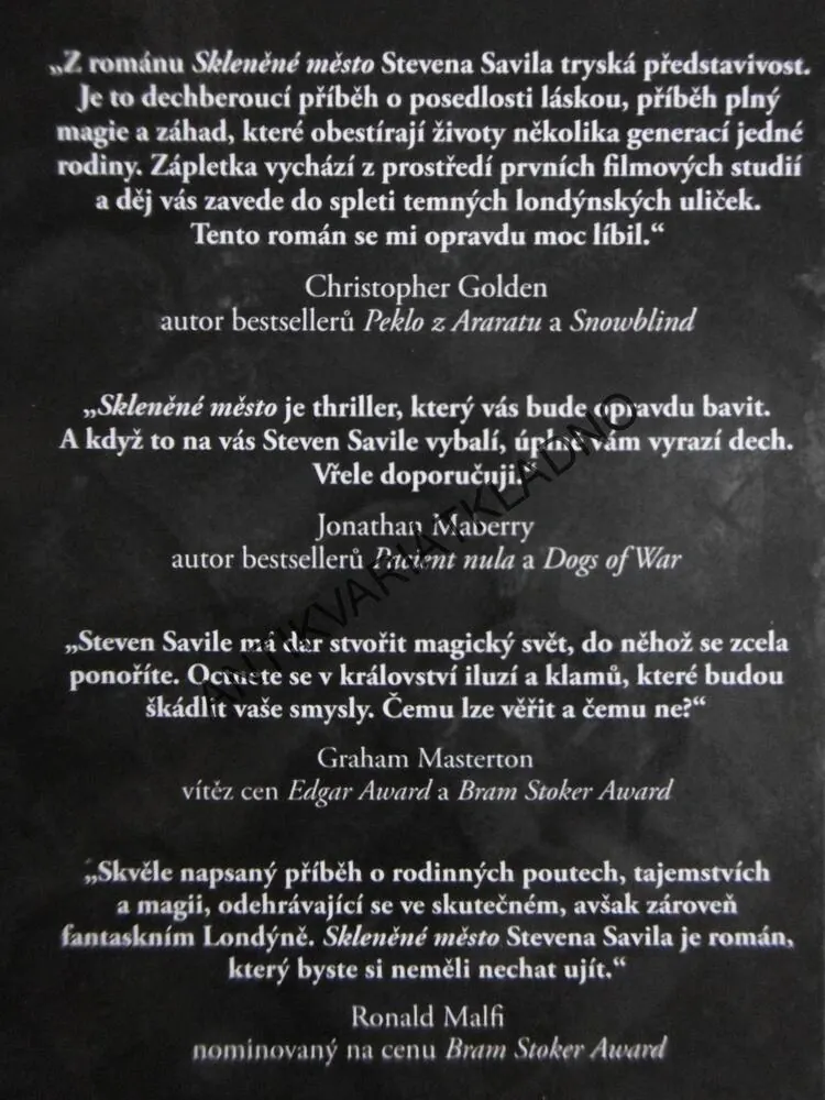 SKLENĚNÉ MĚSTO, STEVEN SAVILE, **an