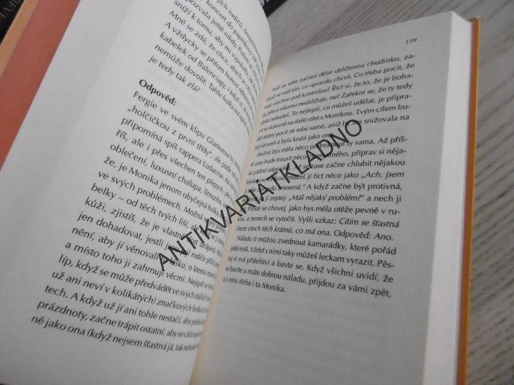 KLIK!, ANNABEL MONAGHANOVÁ, ELISABETH WOLFEOVÁ, **an