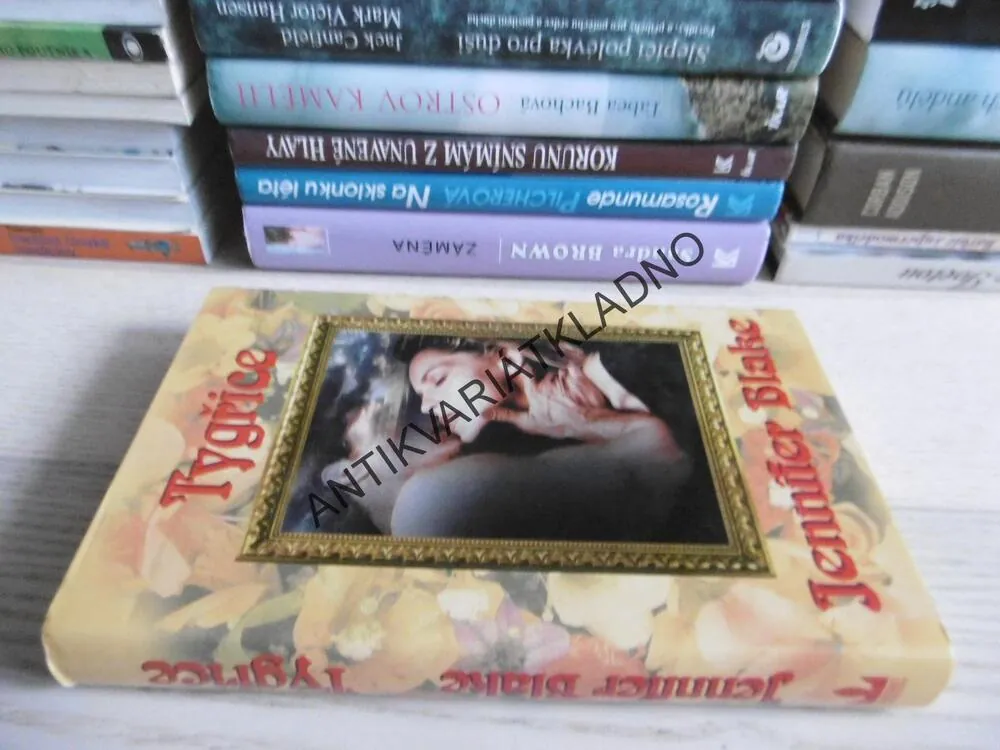 TYGŘICE, JENNIFER BLAKE, **an