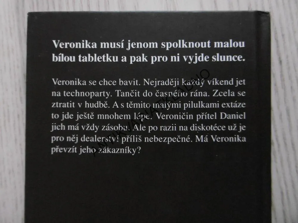 POBLOUZNĚNÍ, VERONIKA BERE EXTÁZI, MARLIESE AROLD, **an