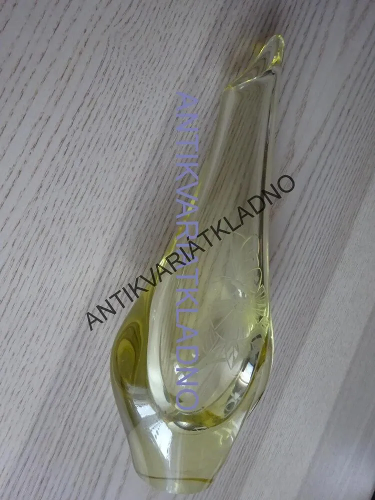 STARÁ SKLENĚNÁ VELKÁ VÁZA, HUTNÍ SKLO, RETRO, ŽLUTÁ, BROUŠENÉ SKLO, MOTÝL NA KVĚTINĚ