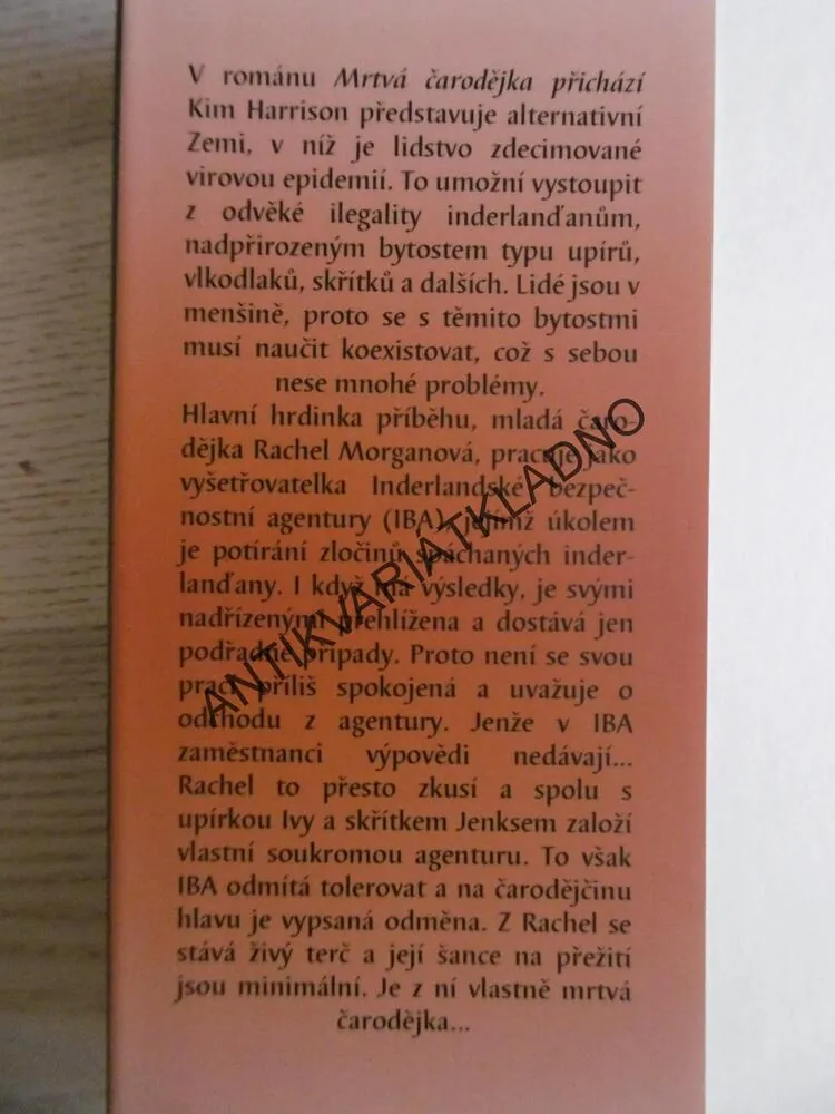 MRTVÁ ČARODĚJKA PŘICHÁZÍ, KIM HARRISON, **an