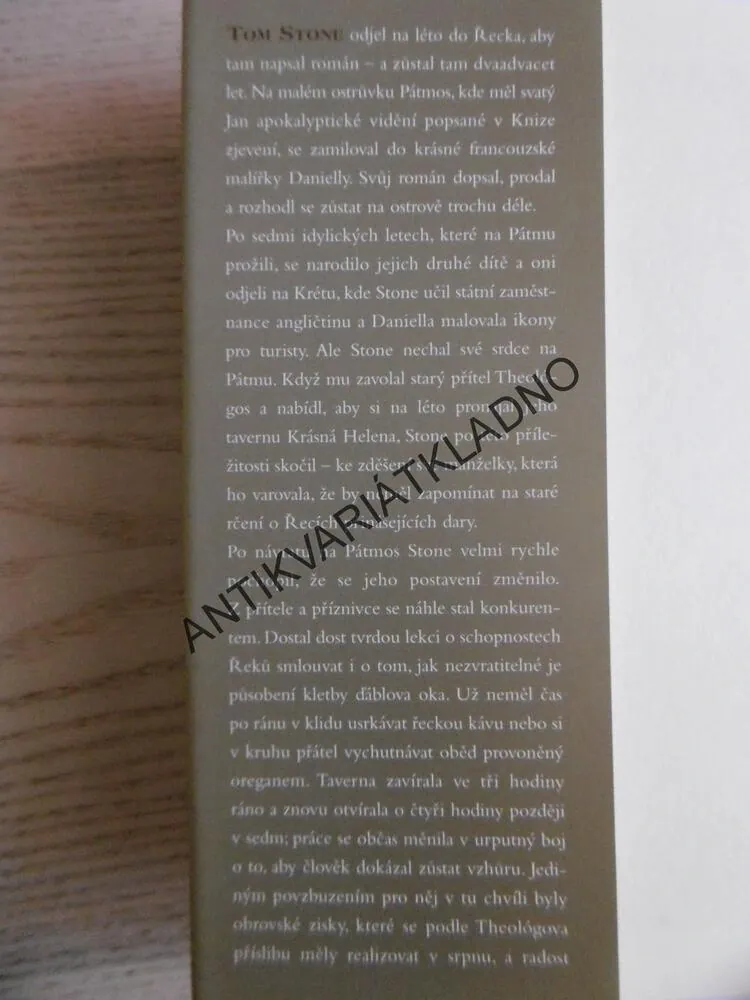 LÉTO V ŘECKÉ TAVERNĚ, TOM STONE, **an