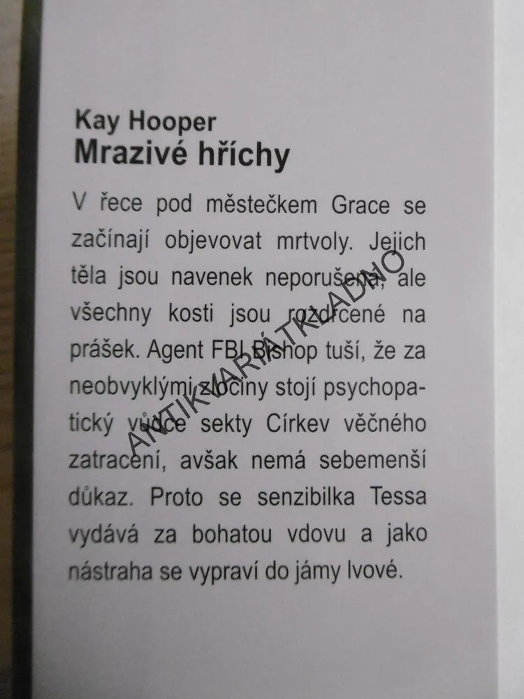 MRAZIVÉ HŘÍCHY, KAY HOOPER, **an