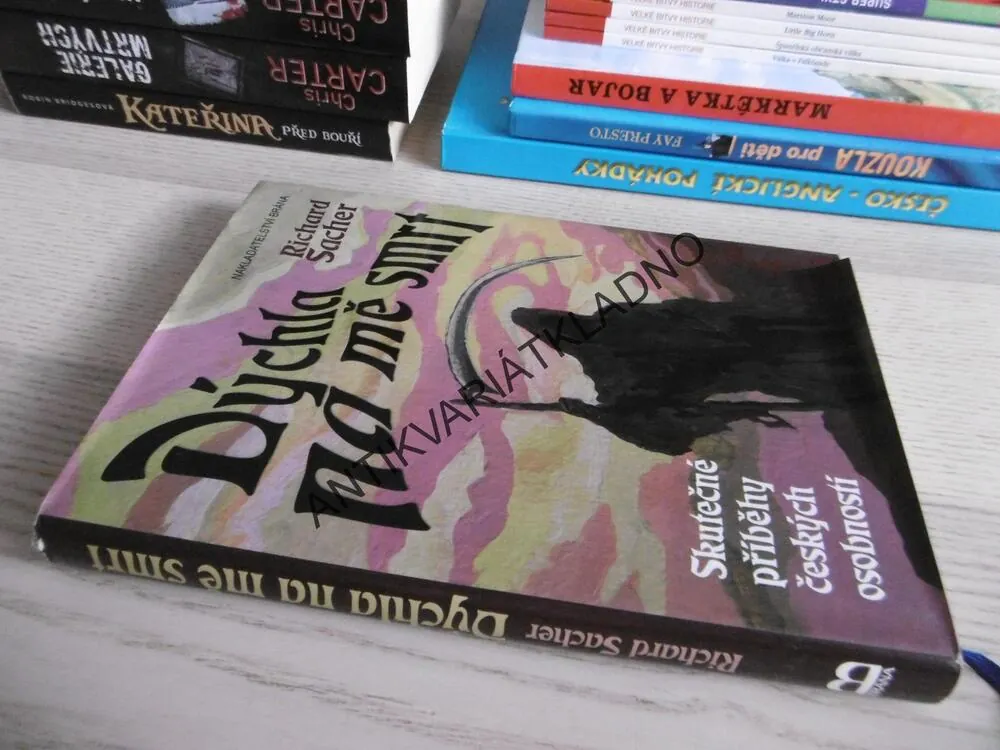 DÝCHLA NA MĚ SMRT, RICHARD SACHER, **an