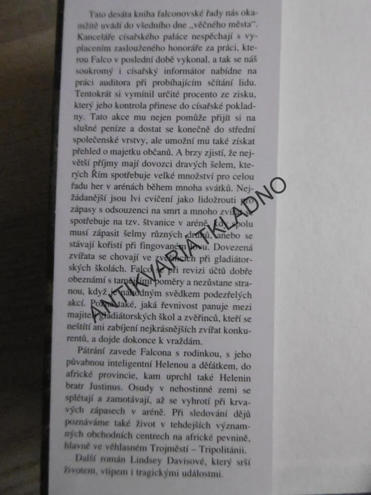 ŠELMY V ARÉNĚ, LINDSEY DAVISOVÁ, **an