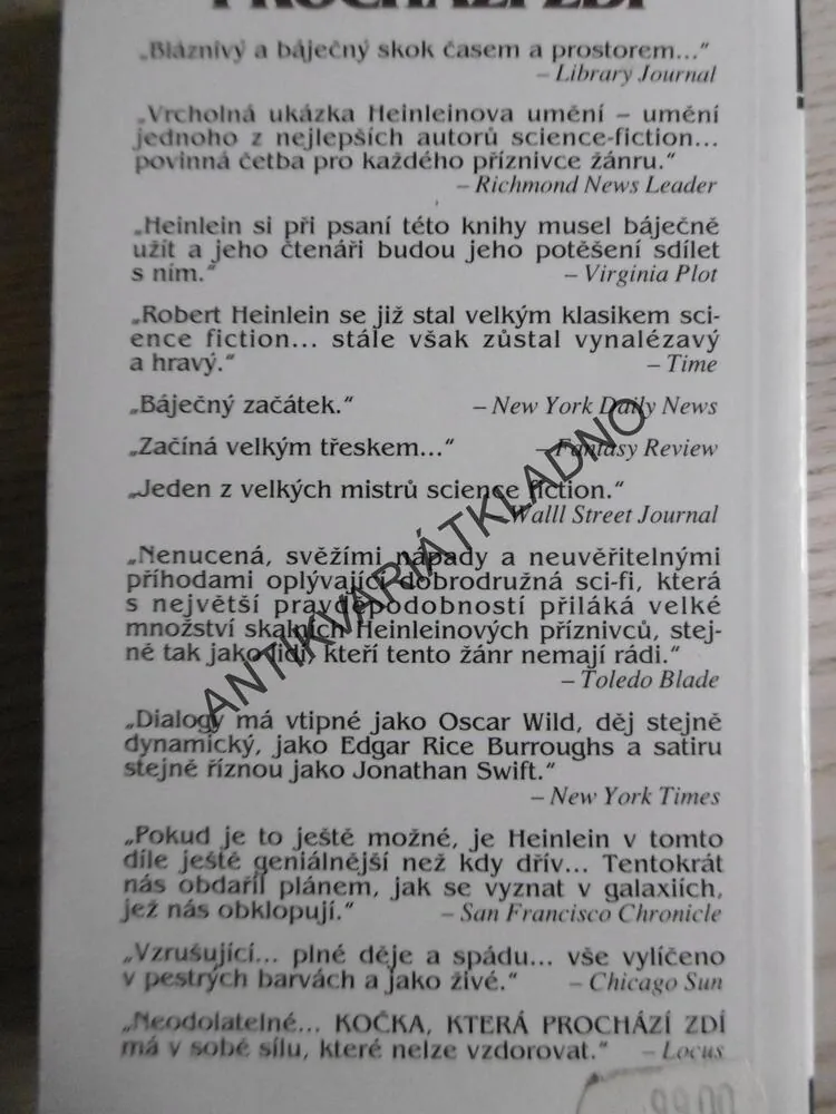 KOČKA, KTERÁ PROCHÁZÍ ZDÍ, ROBERT A. HEINLEIN, **an