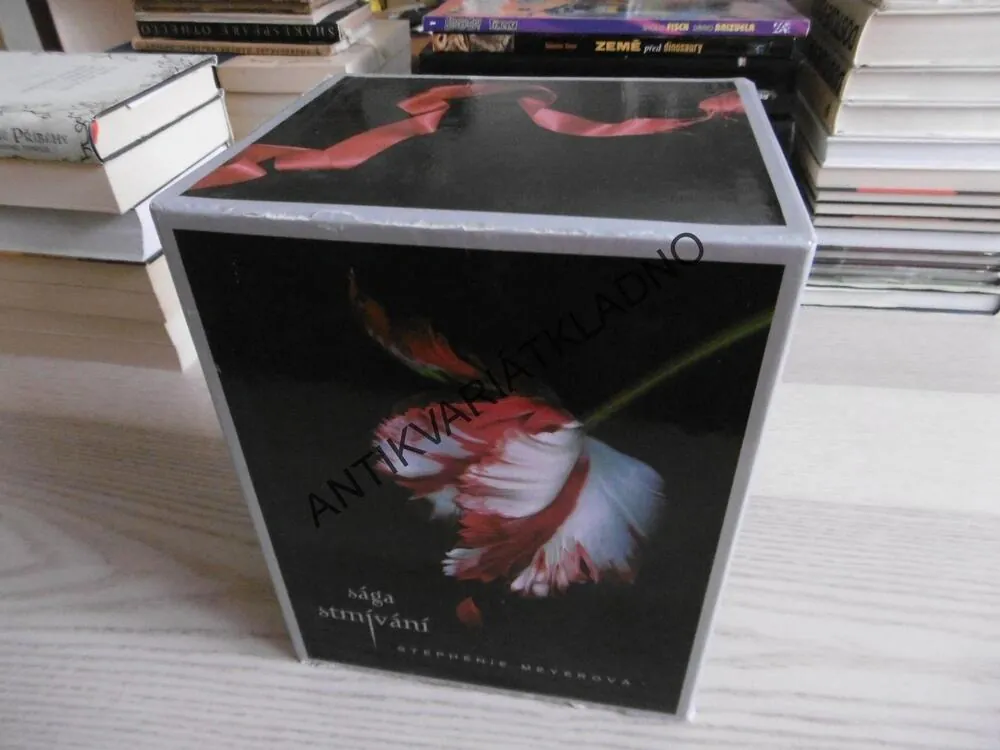 TWILGHT SÁGA, STMÍVÁNÍ, NOVÝ MĚSÍC, ZATMĚNÍ, ROZBŘESK, STEPHENIE MEYEROVÁ, **an