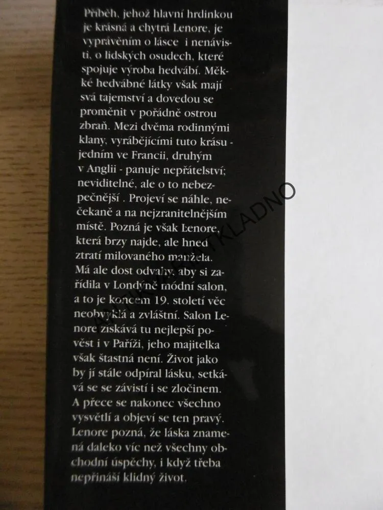 HEDVÁBNÁ POMSTA, VICTORIA HOLTOVÁ, **an