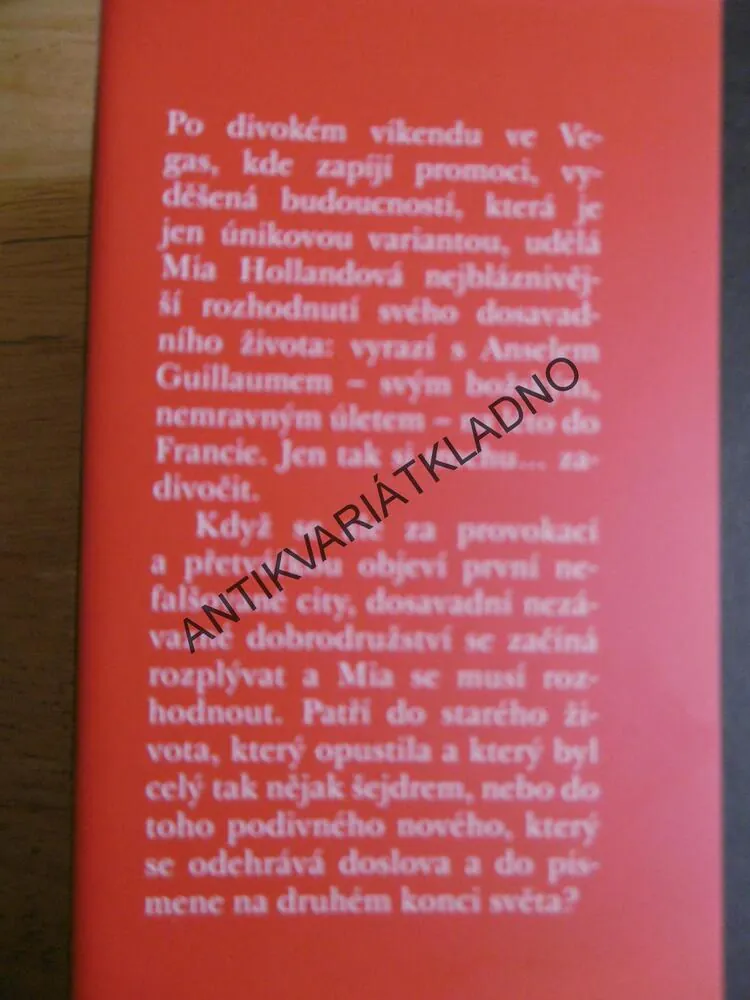 VÁŠNIVÝ SVŮDNÍK, CHRISTINA LAURENOVÁ, **an