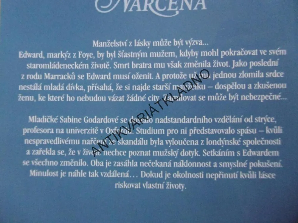 NAŘČENÁ, CAROLYN JEWELOVÁ, **an