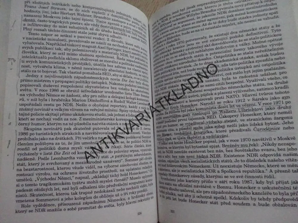 PÁD KOMUNISMU, DAVID PRYCE-JONES, **an