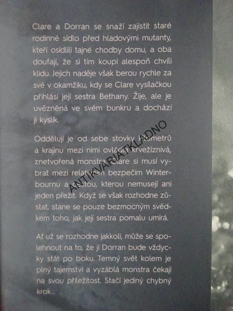 VÝKŘIKY V TEMNOTĚ, DARCY COATES, **an