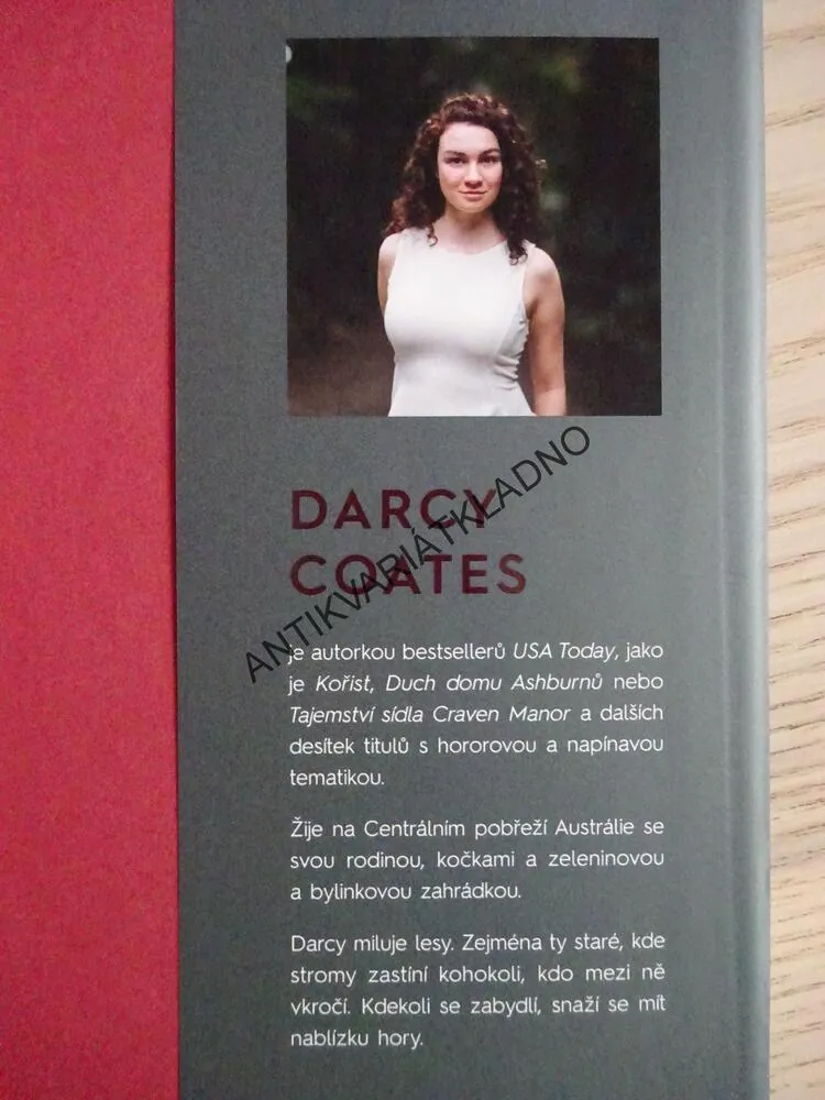 ŠEPOT V MLZE, DARCY COATES, **an
