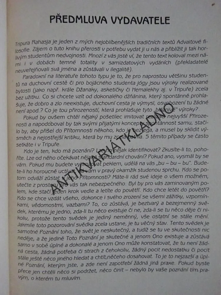 TAJEMSTVÍ ZA TROJICÍ, TRIPURA RAHASJA, **an