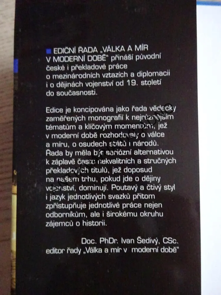 AMERICKÝ PŘÍTEL, JUSTINE FAURE, **an