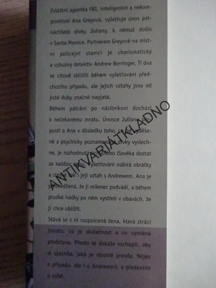 VRAŽDA ZA ÚSVITU, APRIL SMITHOVÁ, **an