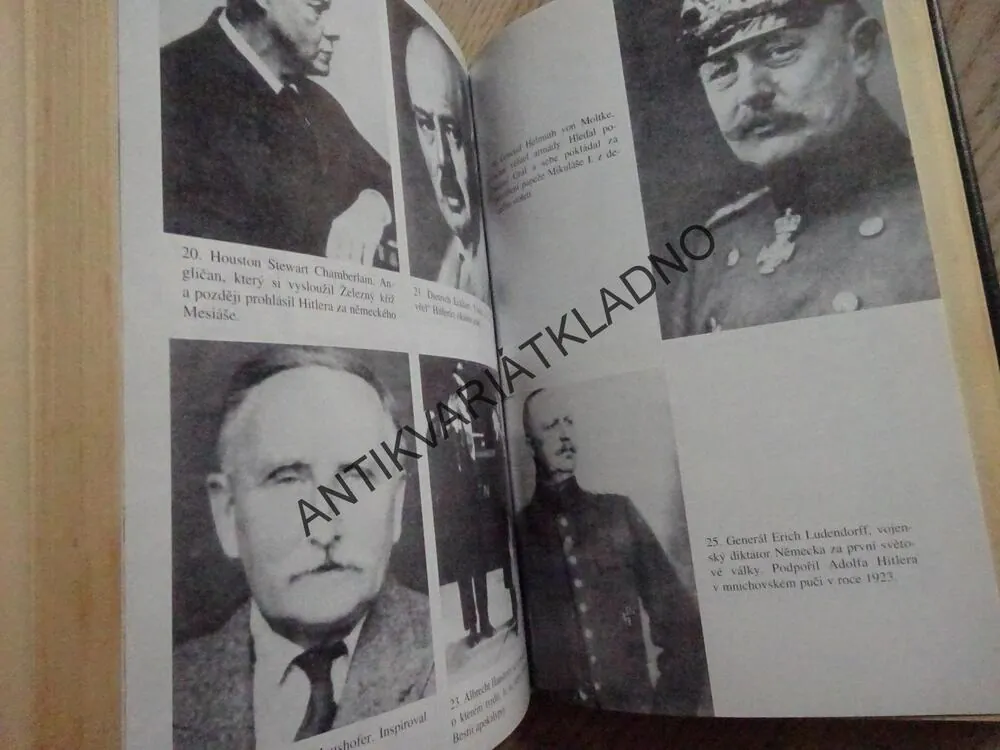 KOPÍ OSUDU, TREVOR RAVENSCROFT, **an