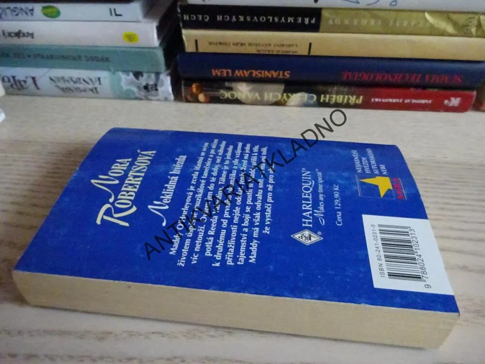 NEKLIDNÁ HVĚZDA, NORA ROBERTSOVÁ, **an