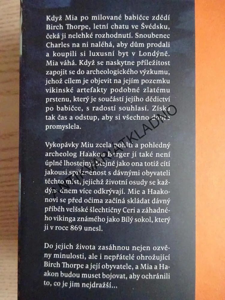 OZVĚNY RUN, CHRISTINA COURTENAY, **an