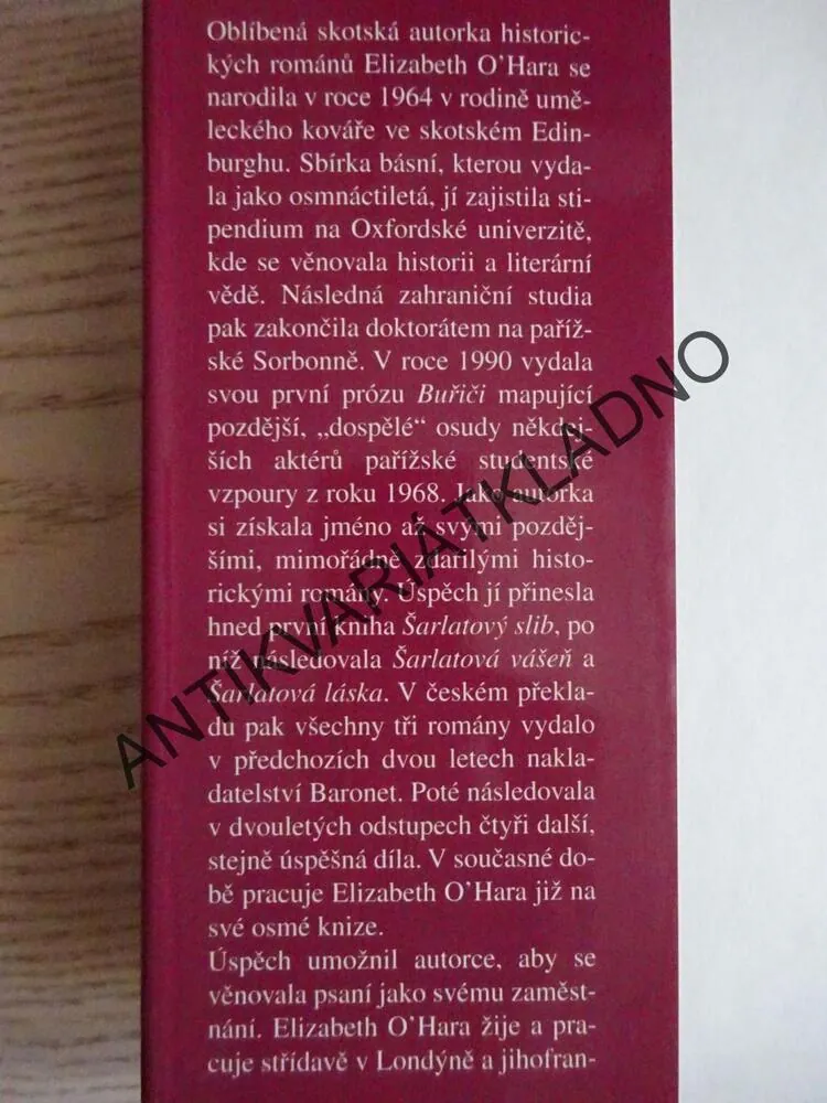 ŠARLATOVÁ TOUHA, ELIZABETH O'HARA, **an