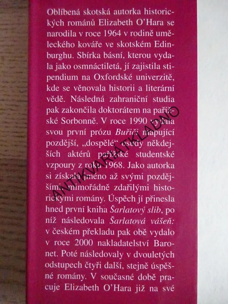 ŠARLATOVÁ LÁSKA, ELIZABETH O'HARA, **an